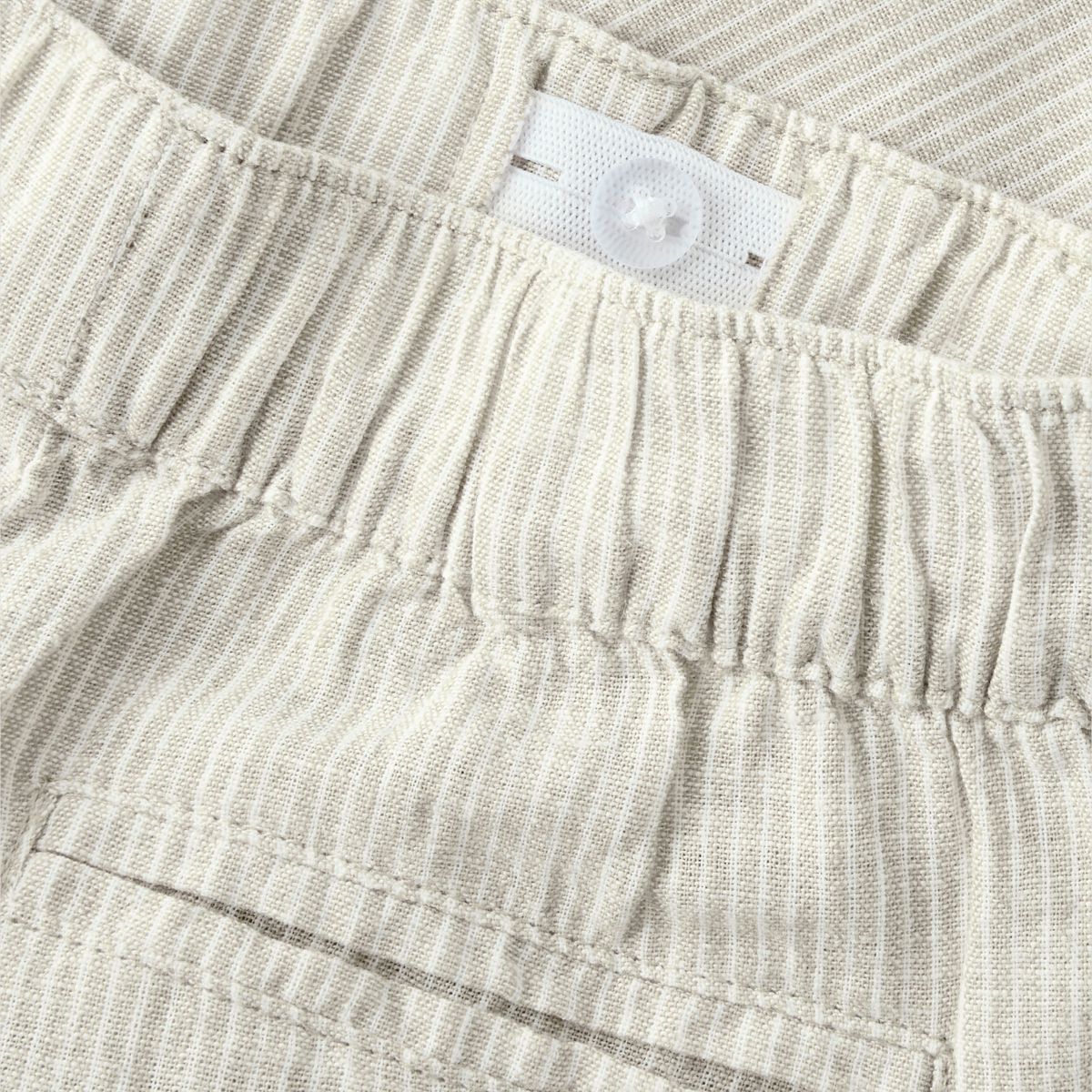 Lil' Atelier jesper broek in Irish cream, gemaakt van 55% linnen en 45% biologisch katoen. Regular fit met elastische taille en praktische zijzakken. Perfect voor elke gelegenheid. VanZus