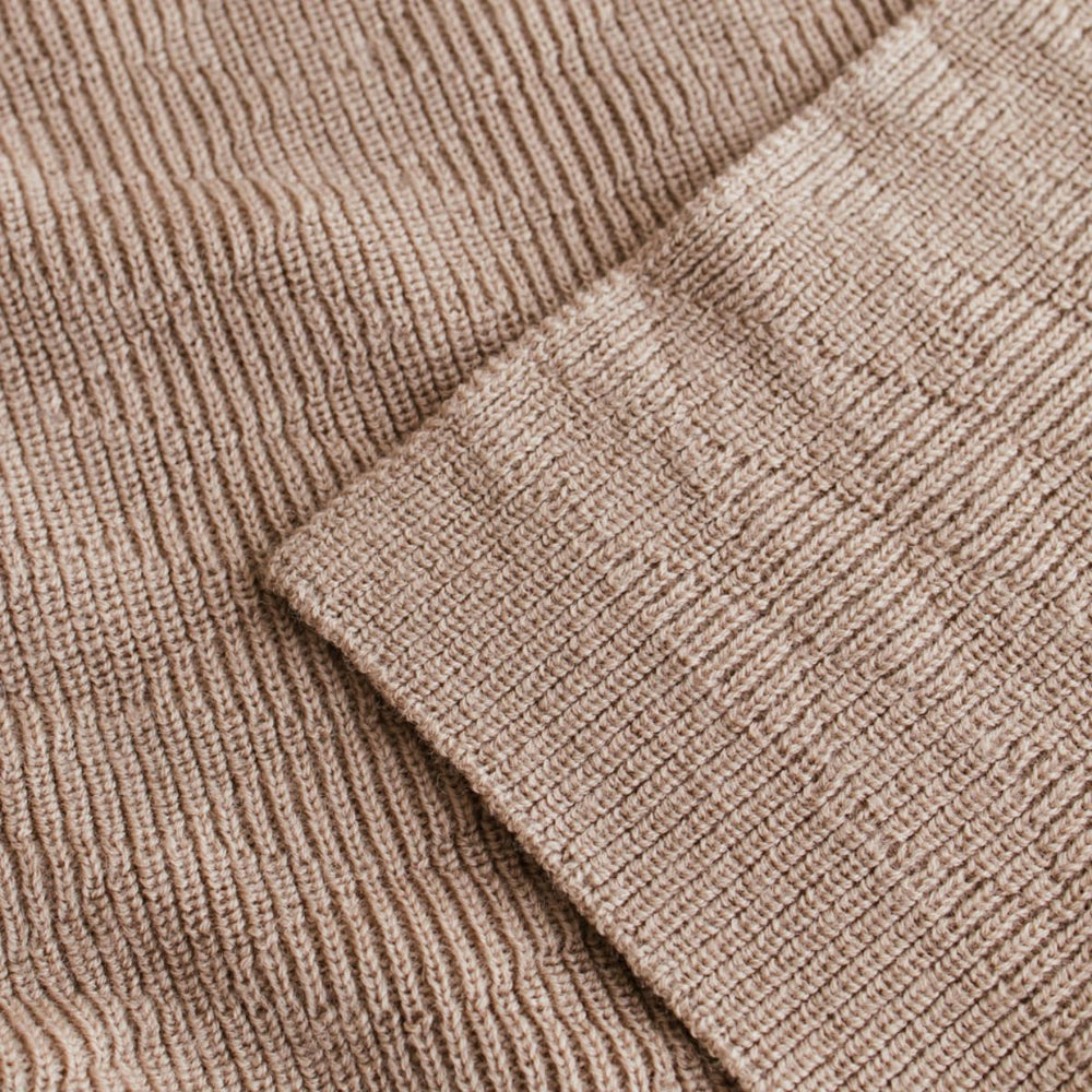 De stijlvolle herbie deken van Hvid, in taupe, biedt warmte en comfort voor je baby met zacht merino lamswol dat niet jeukt en antibacterieel is, ideaal voor gevoelige huid. In diverse kleuren. VanZus