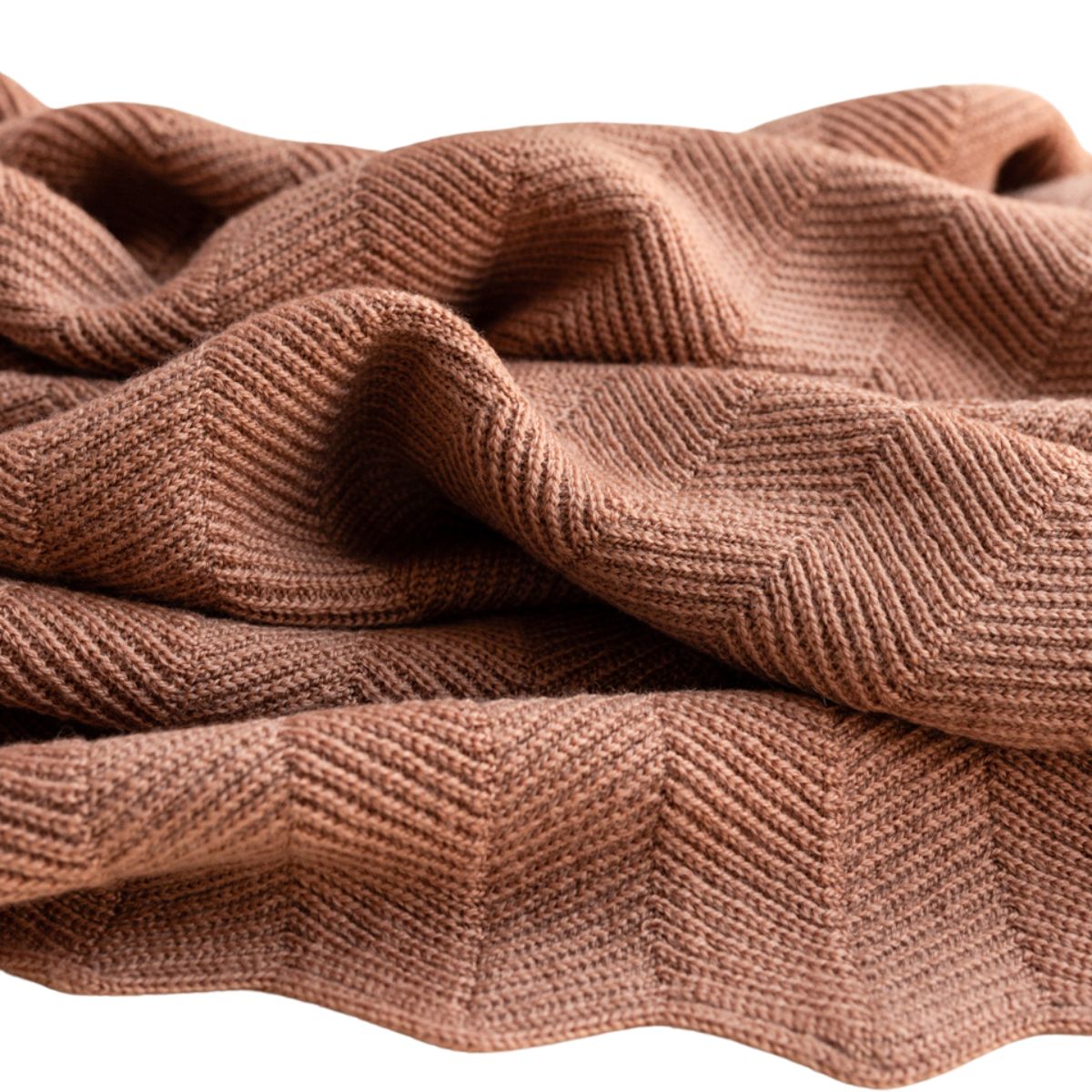 Deken freddie van Hvid, in terracotta, biedt warmte en comfort voor je baby met zacht merino lamswol. Ribgebreid, zacht, zwaar en warm. Met mooi stijlvol patroon. In diverse kleuren. VanZus