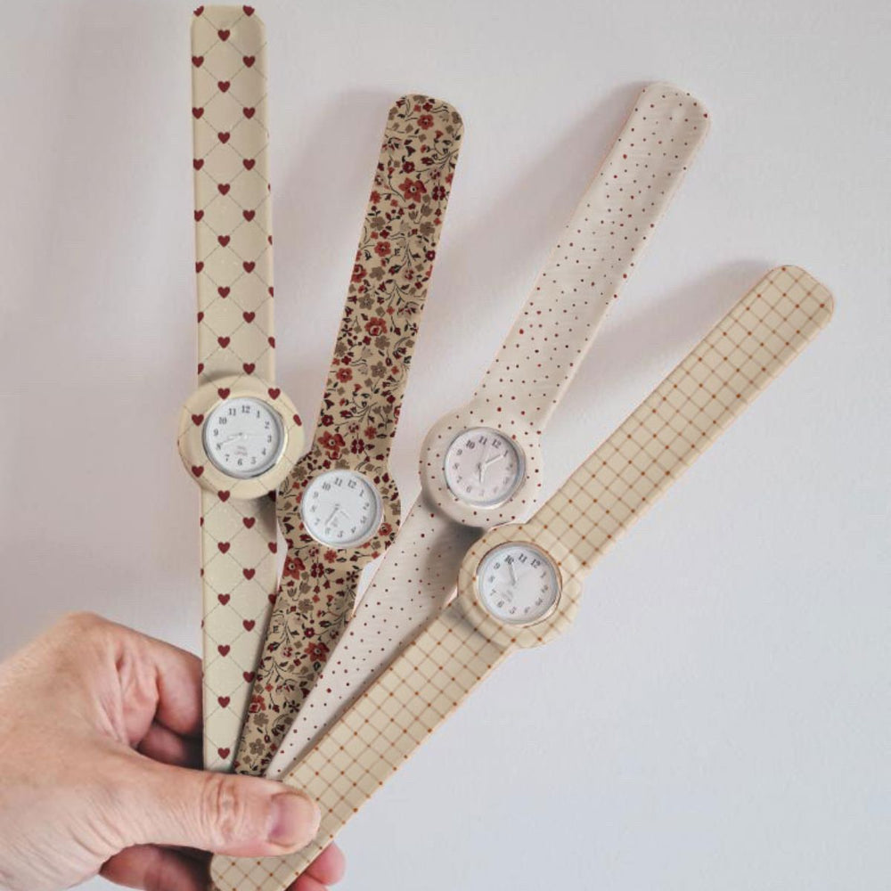 Het Mrs Ertha new strapies horloge lovely roots is het ideale eerste horloge voor jouw kindje! Of misschien zelfs voor jou zelf? Dit horloge draagt lekker comfortabel en heeft prachtige, zachte kleuren. VanZus