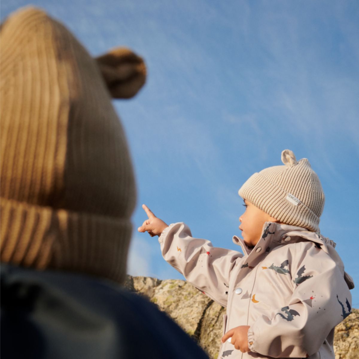 Maak kennis met te leuke gina beanie met oortjes in de kleur sandy van het toffe merk Liewood. Deze muts is de perfecte combinatie van stijl en functionaliteit voor de kleintjes! VanZus