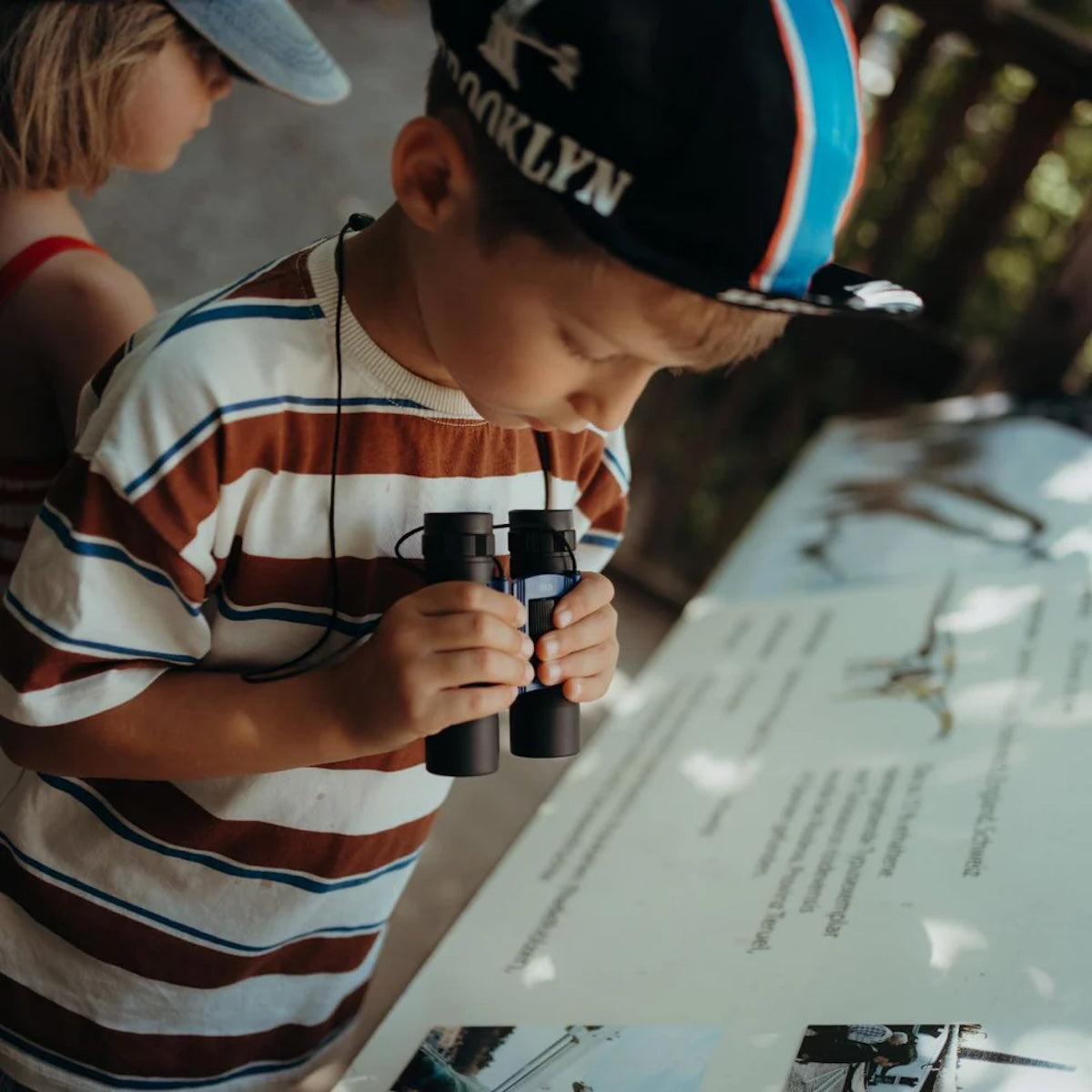 Laat kinderen de wereld op een nieuwe manier ontdekken met de Kidywolf kidybinoculars verrekijker! Deze speciaal ontworpen verrekijker biedt een 10x vergroting en een objectiefdiameter van 25 mm, zodat jonge ontdekkers alles haarscherp kunnen bekijken – van vogels in de tuin tot verre landschappen. VanZus