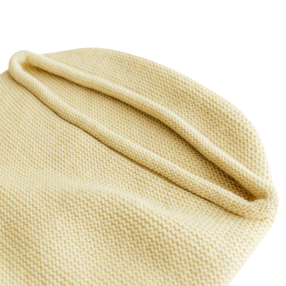Pak je kindje heerlijk warm in met cocoon in light yellow van Hvid. Een gebreid slaapzakje, in lengte aan te passen, met een mutsje. Voor een stijlvolle look en geborgen gevoel. In verschillende kleuren. VanZus
