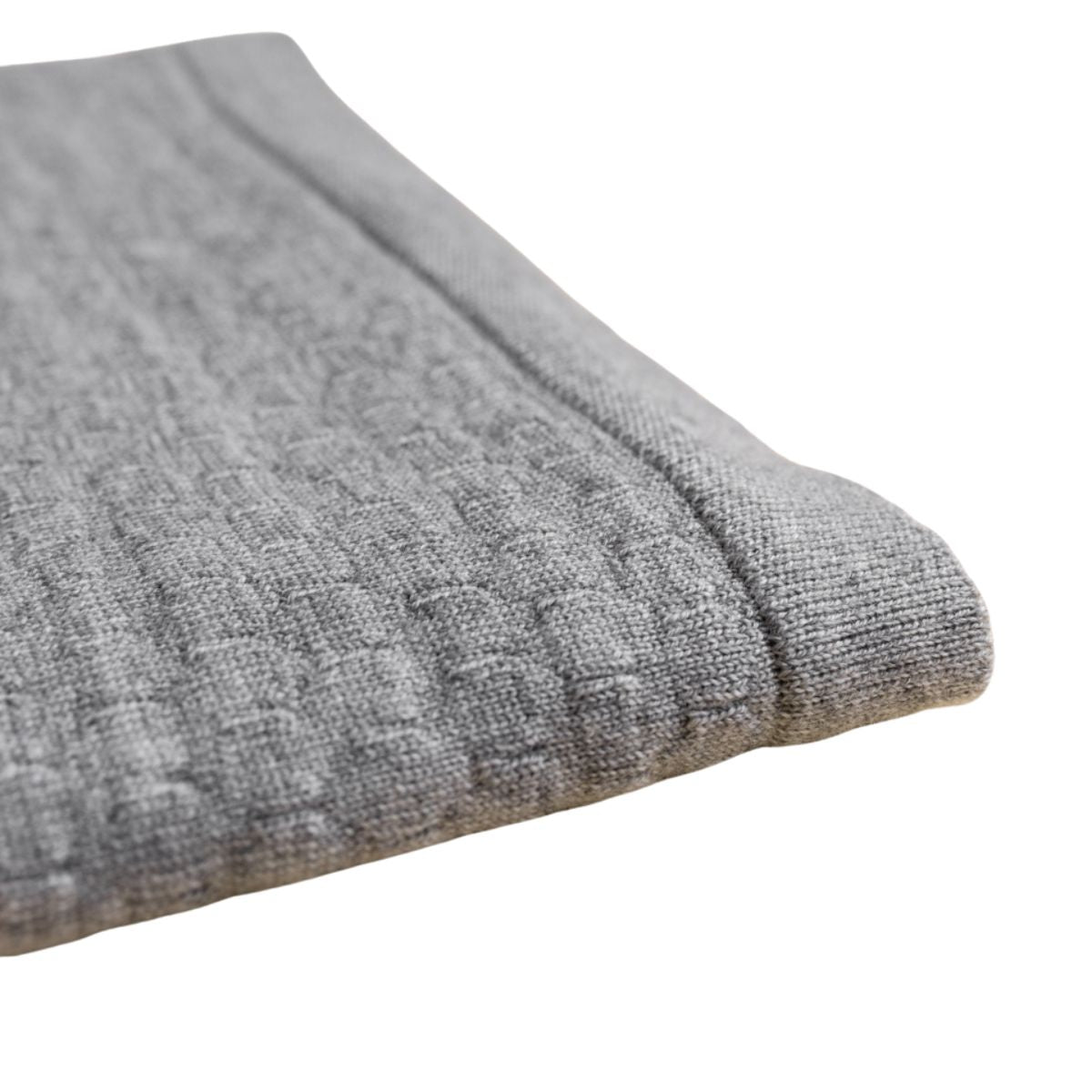 Deken frankie van Hvid, in grey melange, biedt warmte en comfort voor je baby met zacht merino lamswol. Aan twee kanten te gebruiken. Gebruik als deken of wikkeldoek. In twee kleuren. VanZus