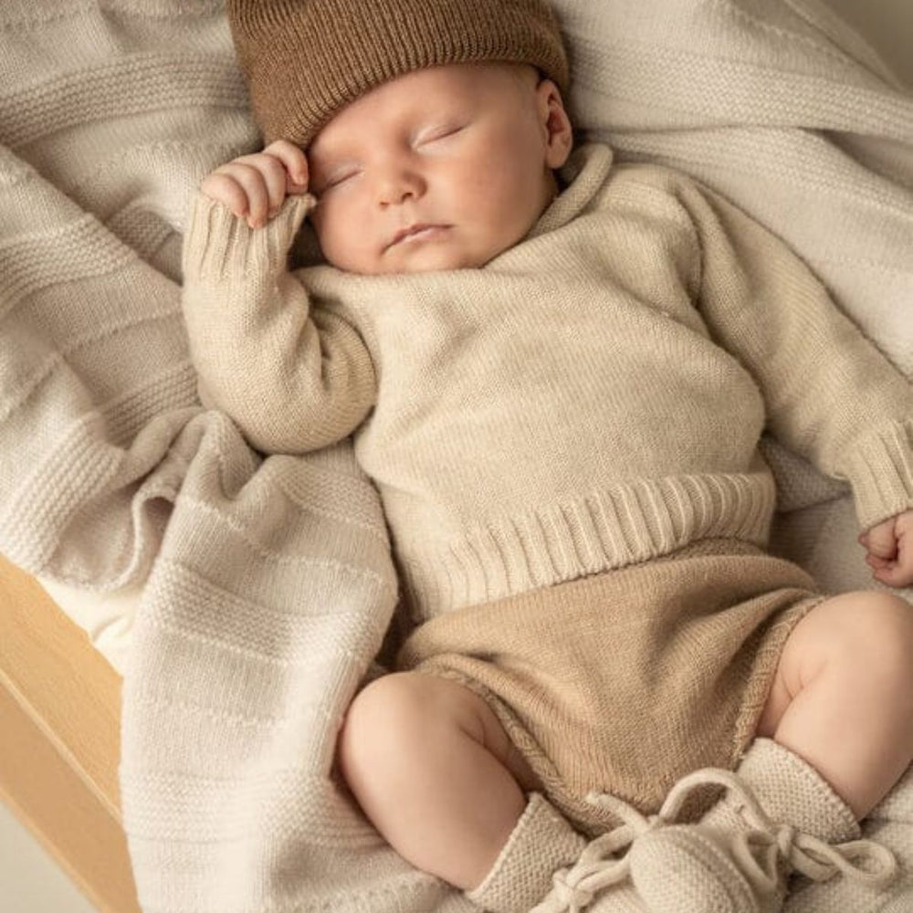 De stijlvolle holly deken van Hvid, in silver, biedt warmte en comfort voor je baby met zacht merino lamswol dat niet jeukt en antibacterieel is, ideaal voor gevoelige huid. In diverse kleuren. VanZus