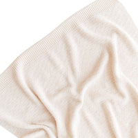 Deken dora van Hvid, in cream, biedt warmte en comfort voor je baby met zacht merino lamswol. Ribgebreid, zacht en warm. Een stijlvolle deken. In diverse kleuren. VanZus