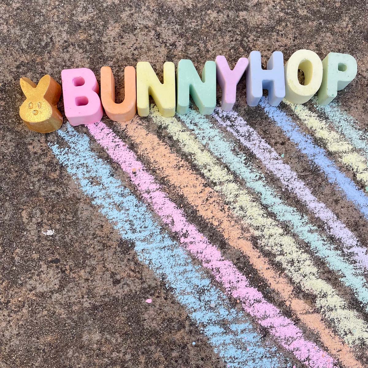 Voor creatieve kindjes: stoepkrijt bunny hop van TWEE. Een set van 8 gekleurde letters en één goudkleurig konijntje. Biologisch afbreekbaar, herbruikbaar en niet toxisch en plasticvrij. VanZus