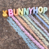 Voor creatieve kindjes: stoepkrijt bunny hop van TWEE. Een set van 8 gekleurde letters en één goudkleurig konijntje. Biologisch afbreekbaar, herbruikbaar en niet toxisch en plasticvrij. VanZus