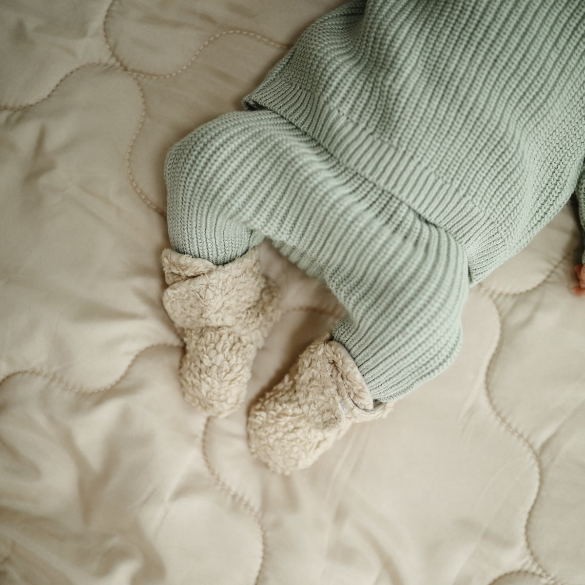 Schattig & comfortabel: de cozy baby booties in oatmeal van Mushie. Gemaakt van zacht materiaal, voor warme en knusse voetjes. Ideaal voor dagelijks gebruik. Verkrijgbaar in diverse maten. VanZus