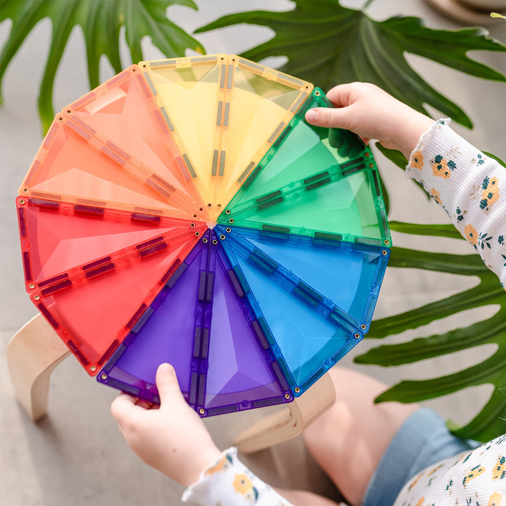 Deze Connetix rainbow geometry pack 30 stuks bevat hexagons en triangels in acht vrolijke kleuren en daagt je kindje uit om het aspect van geometrie te ontdekken, zoals vormen, lijnen, hoeken en dimensies. Ook kan je kindje met deze set leren over kleuren en magnetisme. VanZus