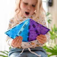 Deze Connetix rainbow geometry pack 30 stuks bevat hexagons en triangels in acht vrolijke kleuren en daagt je kindje uit om het aspect van geometrie te ontdekken, zoals vormen, lijnen, hoeken en dimensies. Ook kan je kindje met deze set leren over kleuren en magnetisme. VanZus