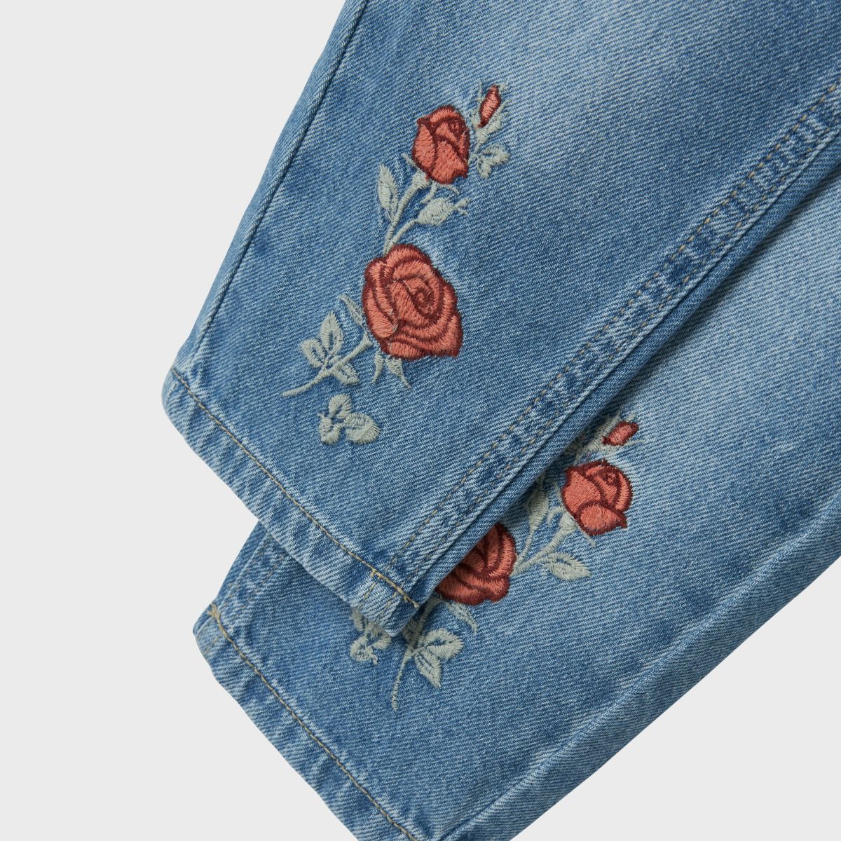 Je kleintje steelt de show in deze bella mom jeans in de kleur medium blue denim rose van het merk Name It! Deze schattige jeans is de perfecte basis van elke outfit. De schattige details geven deze broek een extra touch waarmee elke outfit een eyecatcher wordt! VanZus