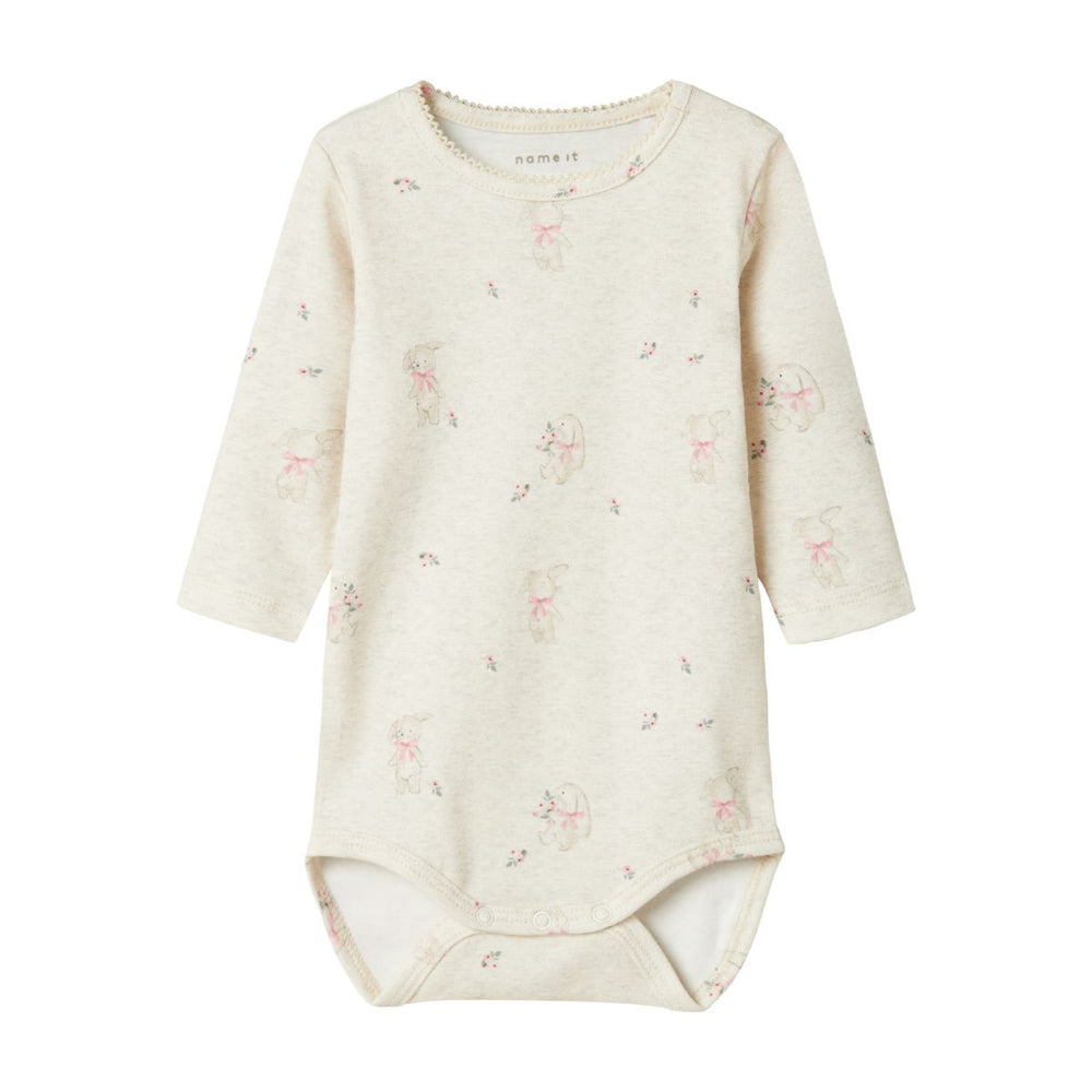 Kleed je kindje in een comfortabele en schattige outfit met dit hallo rompertje in de kleur peyote melange van het merk Name It! Dit rompertje vormt de perfecte basis voor elke outfit! Het rompertje heeft een witte kleur en is voorzien van een schattige print van een konijntjes met schattige roze details. VanZus