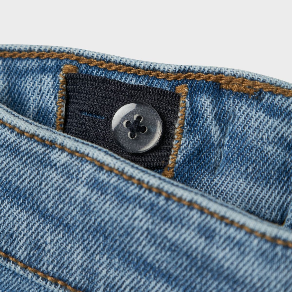 Je kleintje steelt de show in deze bella mom jeans in de kleur medium blue denim rose van het merk Name It! Deze schattige jeans is de perfecte basis van elke outfit. De schattige details geven deze broek een extra touch waarmee elke outfit een eyecatcher wordt! VanZus