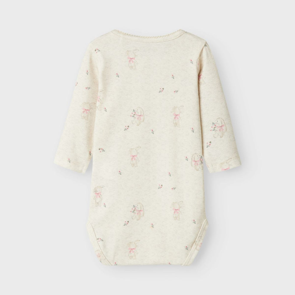 Kleed je kindje in een comfortabele en schattige outfit met dit hallo rompertje in de kleur peyote melange van het merk Name It! Dit rompertje vormt de perfecte basis voor elke outfit! Het rompertje heeft een witte kleur en is voorzien van een schattige print van een konijntjes met schattige roze details. VanZus