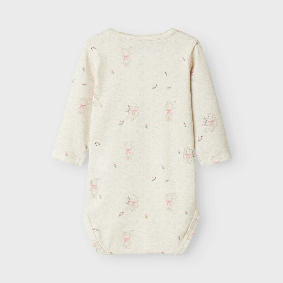 Kleed je kindje in een comfortabele en schattige outfit met dit hallo rompertje in de kleur peyote melange van het merk Name It! Dit rompertje vormt de perfecte basis voor elke outfit! Het rompertje heeft een witte kleur en is voorzien van een schattige print van een konijntjes met schattige roze details. VanZus