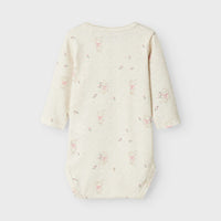 Kleed je kindje in een comfortabele en schattige outfit met dit hallo rompertje in de kleur peyote melange van het merk Name It! Dit rompertje vormt de perfecte basis voor elke outfit! Het rompertje heeft een witte kleur en is voorzien van een schattige print van een konijntjes met schattige roze details. VanZus