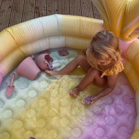 Is het Sunnylife zwembad mermaid in de kleur ombre niet één van de schattigste zwembaden die je ooit gezien hebt? Het zwembad is gemaakt in vrolijke in elkaar overlopende kleuren en heeft een omgekeerde zeemeerminnenstaart. VanZus