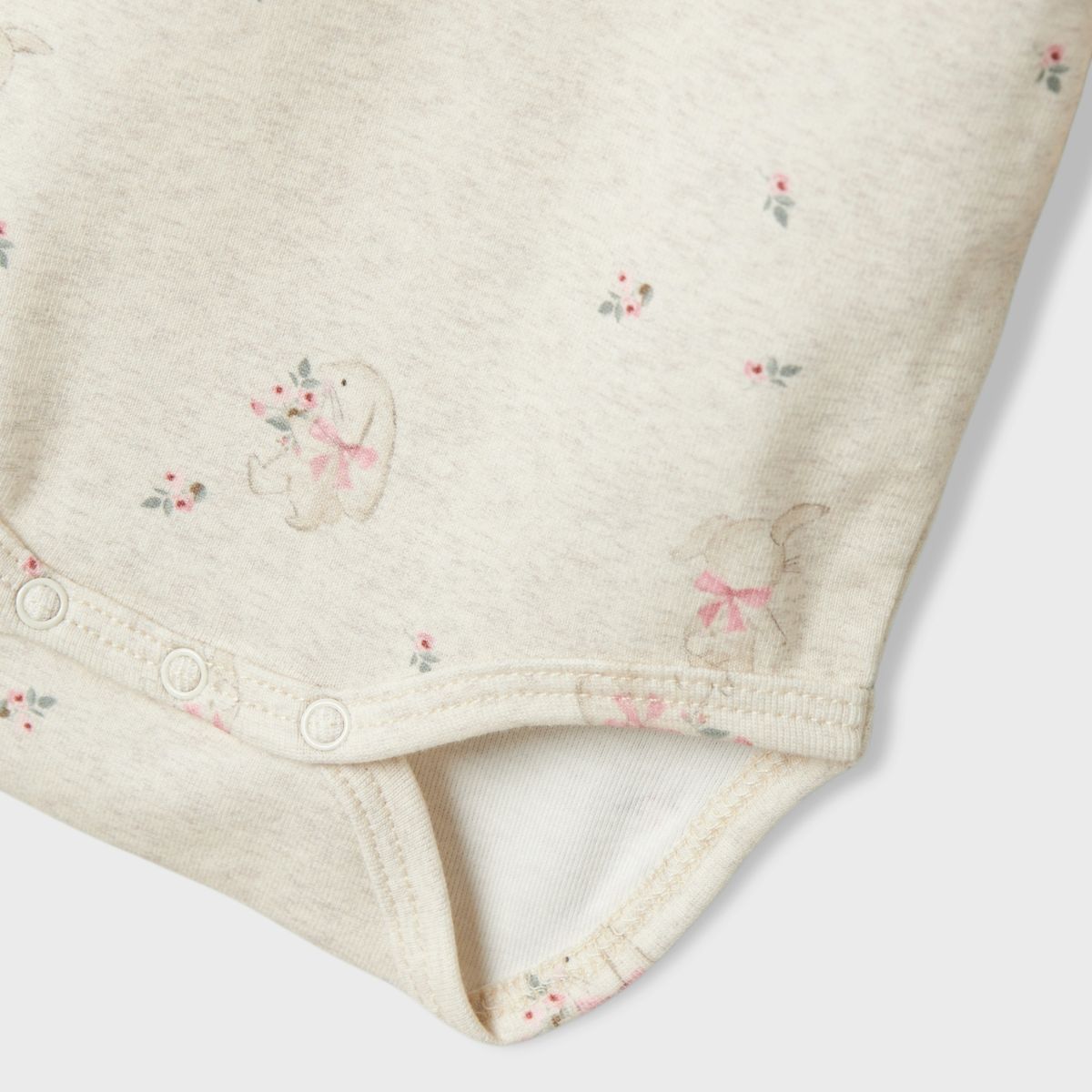Kleed je kindje in een comfortabele en schattige outfit met dit hallo rompertje in de kleur peyote melange van het merk Name It! Dit rompertje vormt de perfecte basis voor elke outfit! Het rompertje heeft een witte kleur en is voorzien van een schattige print van een konijntjes met schattige roze details. VanZus