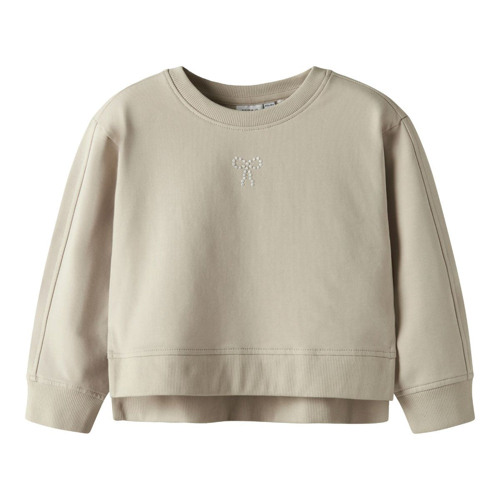 De kulana in de kleur peyote van het merk Name It is een zachte, comfortabele sweater met een speelse en stijlvolle uitstraling. De trui is gemaakt van een ademende katoenmix. VanZus