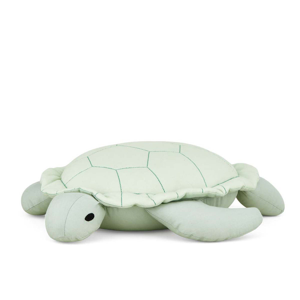 Ontmoet de schattige zeeschildpad in dusty green van Cam Cam Copenhagen. Gemaakt van zacht 100% organisch katoen, ideaal als knuffel, decoratie of om mee te spelen. Afmeting 35x25 cm, perfect cadeau! VanZus