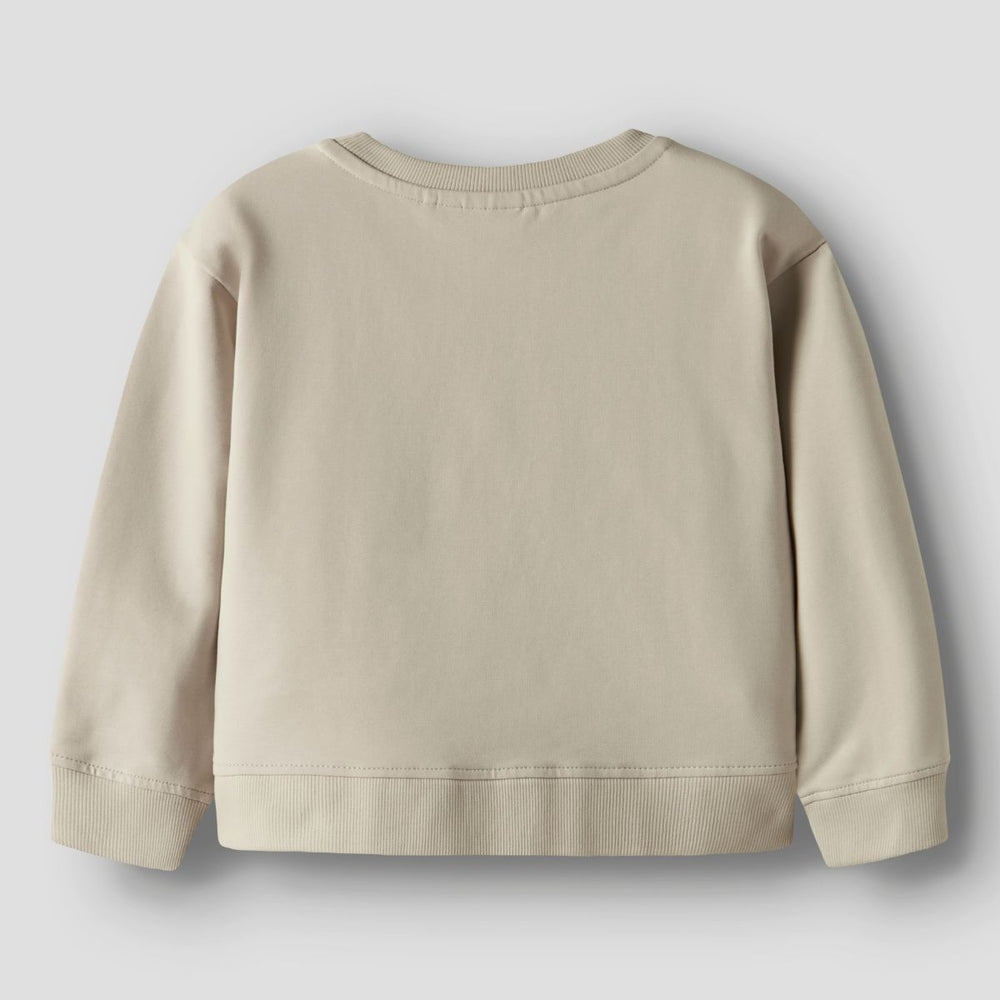 De kulana in de kleur peyote van het merk Name It is een zachte, comfortabele sweater met een speelse en stijlvolle uitstraling. De trui is gemaakt van een ademende katoenmix. VanZus