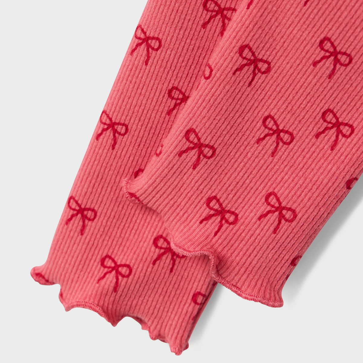 Stel de perfecte outfit samen voor je kind met deze lieve karinna xslim legging in de kleur rapture rose van het merk Name It. Deze legging is van hoge kwaliteit, waarmee je een comfortabele en trendy look kunt creëren. VanZus