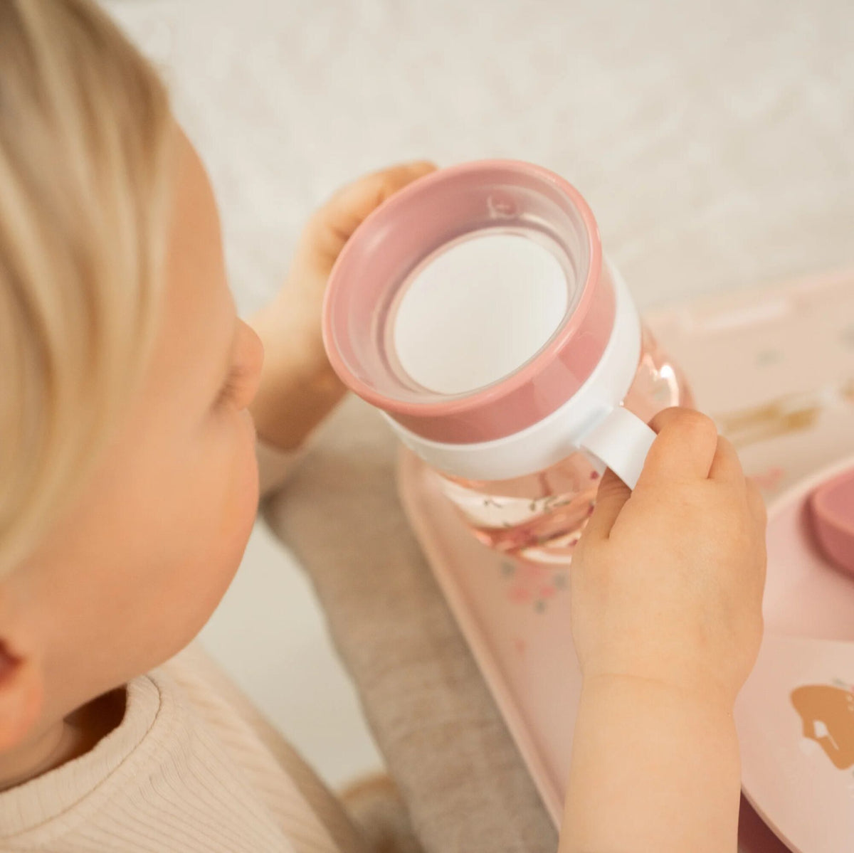 Met de fairy garden oefenbeker Mepal van Little Dutch wordt leren drinken een stuk makkelijker én leuker. Deze 360° beker van Mepal is speciaal ontwikkeld om kinderen zelfstandig te laten drinken, zonder dat er gemorst wordt. VanZus