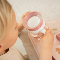 Met de fairy garden oefenbeker Mepal van Little Dutch wordt leren drinken een stuk makkelijker én leuker. Deze 360° beker van Mepal is speciaal ontwikkeld om kinderen zelfstandig te laten drinken, zonder dat er gemorst wordt. VanZus