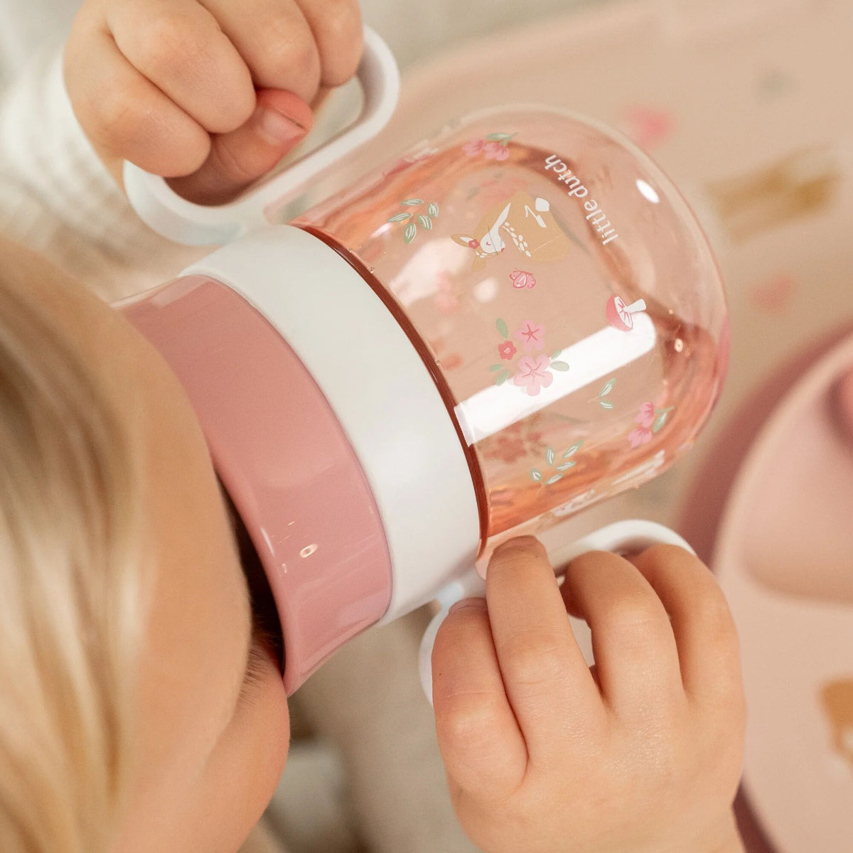 Met de fairy garden oefenbeker Mepal van Little Dutch wordt leren drinken een stuk makkelijker én leuker. Deze 360° beker van Mepal is speciaal ontwikkeld om kinderen zelfstandig te laten drinken, zonder dat er gemorst wordt. VanZus