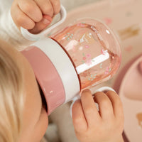 Met de fairy garden oefenbeker Mepal van Little Dutch wordt leren drinken een stuk makkelijker én leuker. Deze 360° beker van Mepal is speciaal ontwikkeld om kinderen zelfstandig te laten drinken, zonder dat er gemorst wordt. VanZus