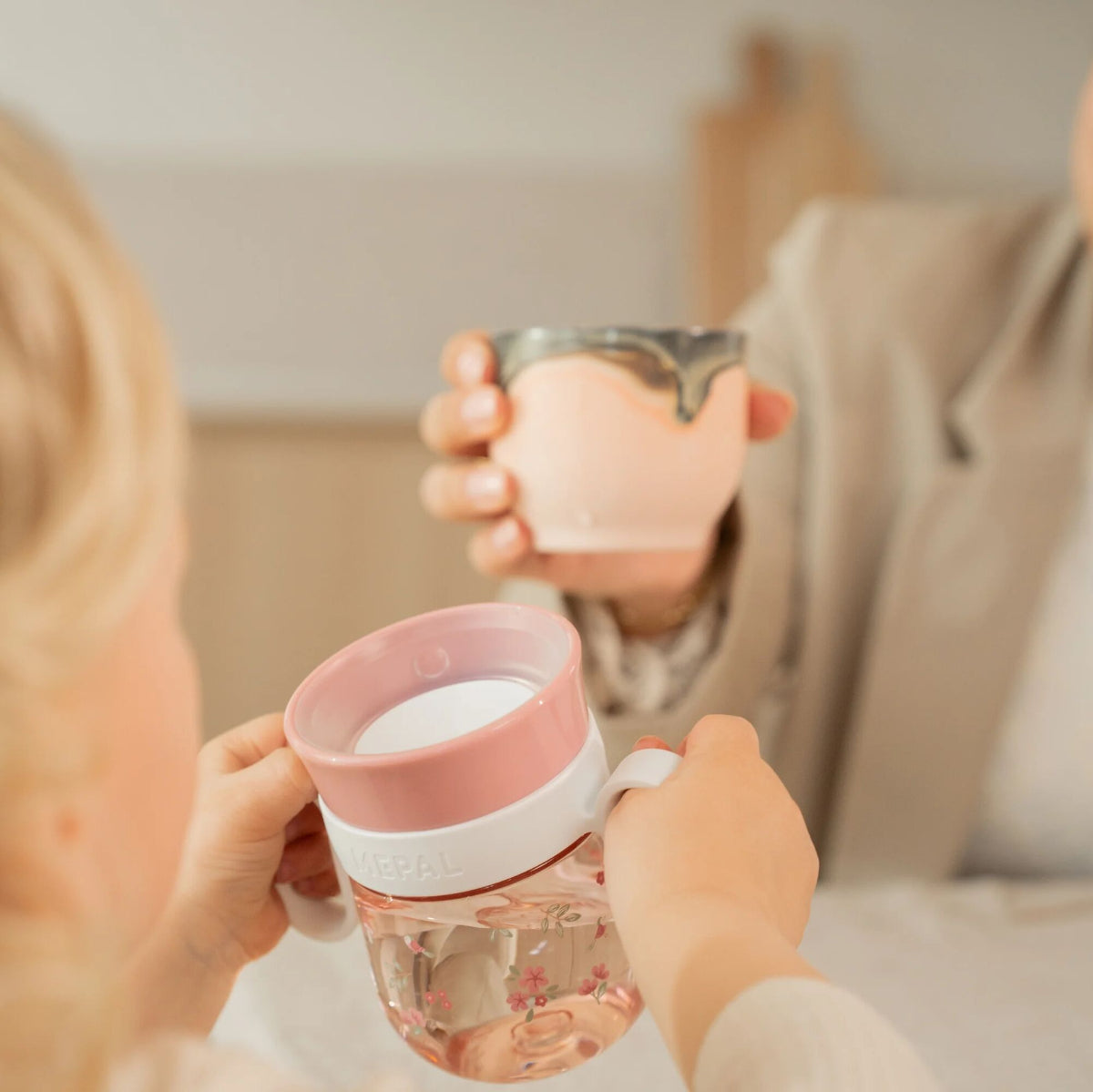 Met de fairy garden oefenbeker Mepal van Little Dutch wordt leren drinken een stuk makkelijker én leuker. Deze 360° beker van Mepal is speciaal ontwikkeld om kinderen zelfstandig te laten drinken, zonder dat er gemorst wordt. VanZus