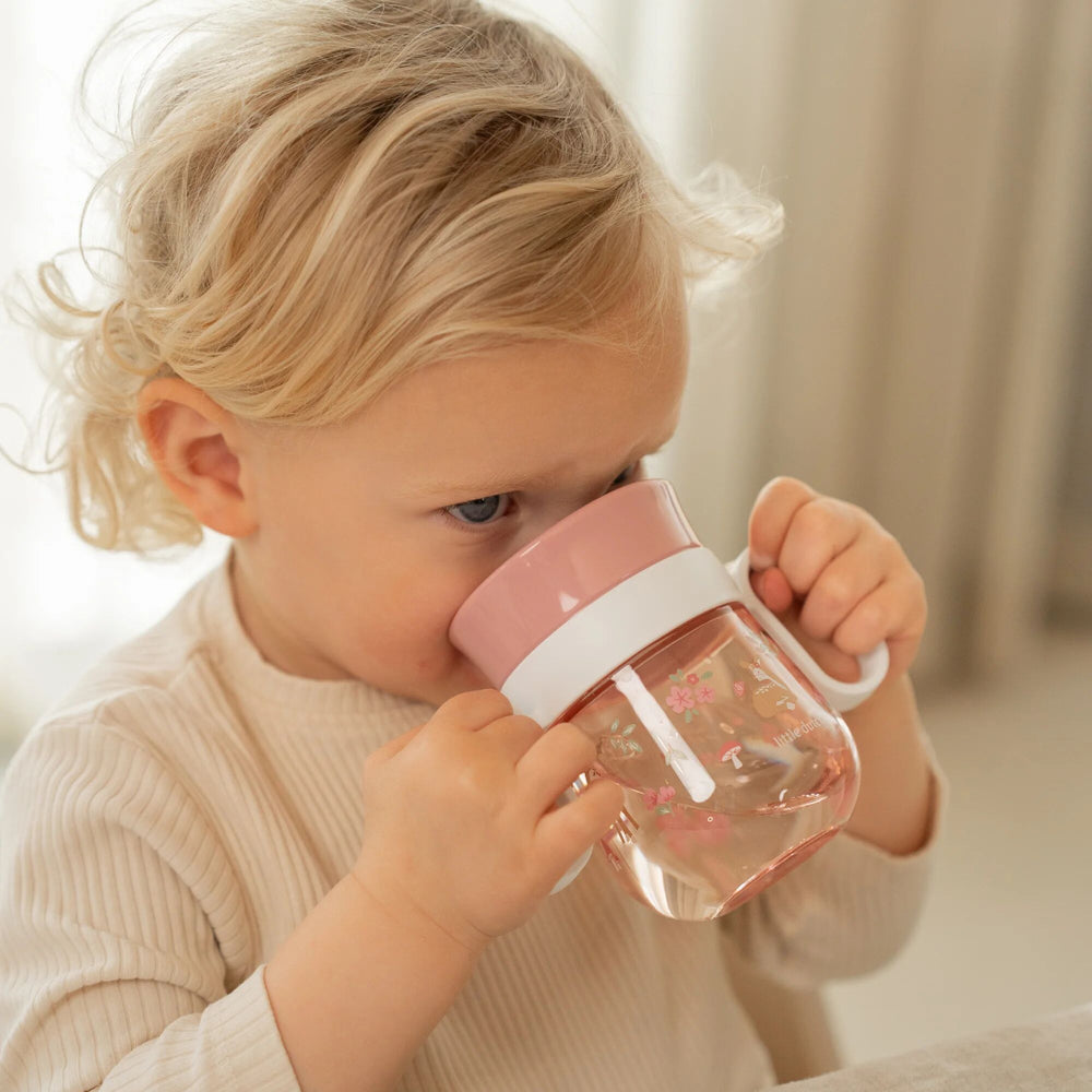 Met de fairy garden oefenbeker Mepal van Little Dutch wordt leren drinken een stuk makkelijker én leuker. Deze 360° beker van Mepal is speciaal ontwikkeld om kinderen zelfstandig te laten drinken, zonder dat er gemorst wordt. VanZus