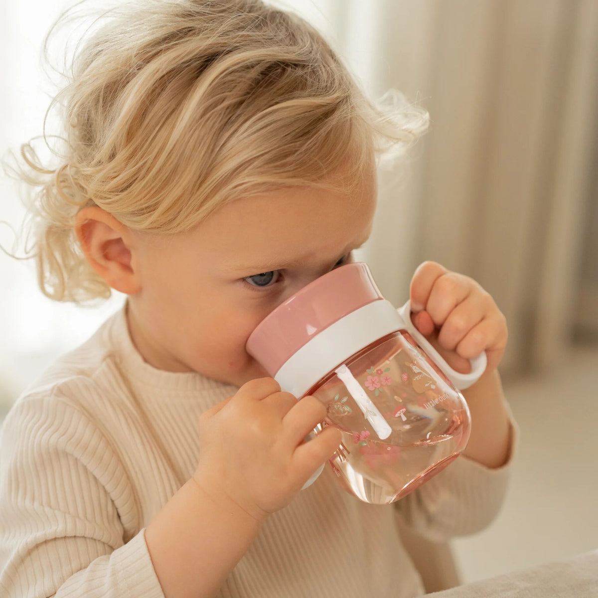 Met de fairy garden oefenbeker Mepal van Little Dutch wordt leren drinken een stuk makkelijker én leuker. Deze 360° beker van Mepal is speciaal ontwikkeld om kinderen zelfstandig te laten drinken, zonder dat er gemorst wordt. VanZus
