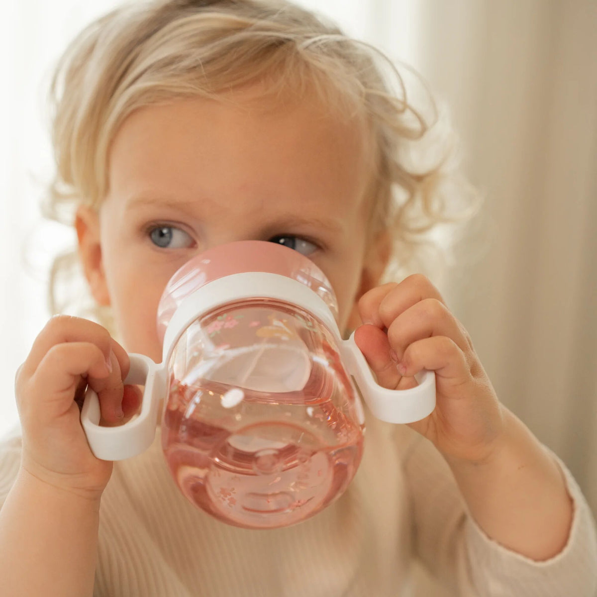 Met de fairy garden oefenbeker Mepal van Little Dutch wordt leren drinken een stuk makkelijker én leuker. Deze 360° beker van Mepal is speciaal ontwikkeld om kinderen zelfstandig te laten drinken, zonder dat er gemorst wordt. VanZus
