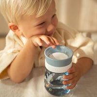 Met de forest friends oefenbeker Mepal van Little Dutch wordt leren drinken een stuk makkelijker én leuker. Deze 360° beker van Mepal is speciaal ontwikkeld om kinderen zelfstandig te laten drinken, zonder dat er gemorst wordt. VanZus