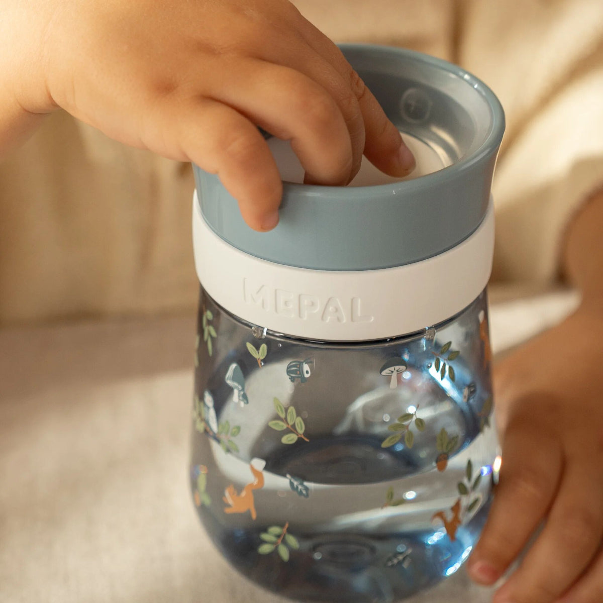 Met de forest friends oefenbeker Mepal van Little Dutch wordt leren drinken een stuk makkelijker én leuker. Deze 360° beker van Mepal is speciaal ontwikkeld om kinderen zelfstandig te laten drinken, zonder dat er gemorst wordt. VanZus