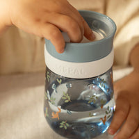 Met de forest friends oefenbeker Mepal van Little Dutch wordt leren drinken een stuk makkelijker én leuker. Deze 360° beker van Mepal is speciaal ontwikkeld om kinderen zelfstandig te laten drinken, zonder dat er gemorst wordt. VanZus