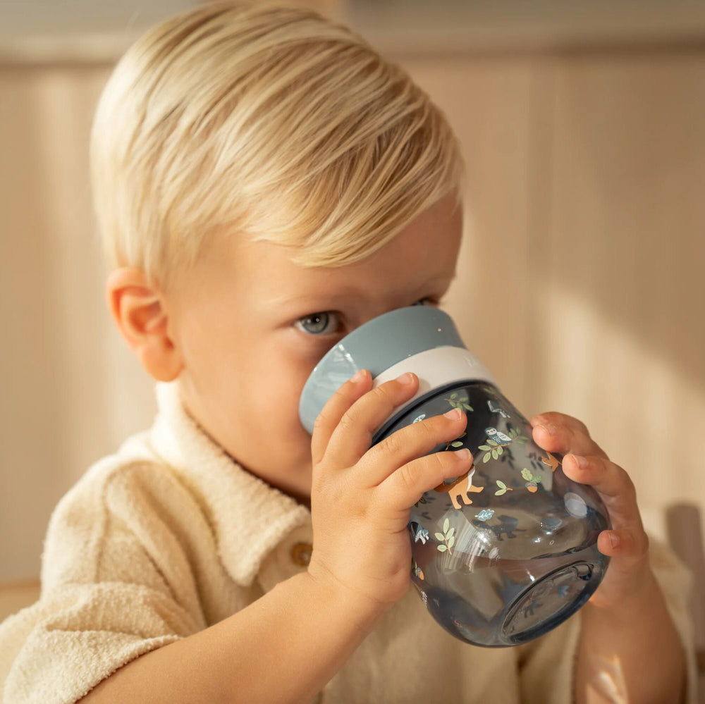 Met de forest friends oefenbeker Mepal van Little Dutch wordt leren drinken een stuk makkelijker én leuker. Deze 360° beker van Mepal is speciaal ontwikkeld om kinderen zelfstandig te laten drinken, zonder dat er gemorst wordt. VanZus