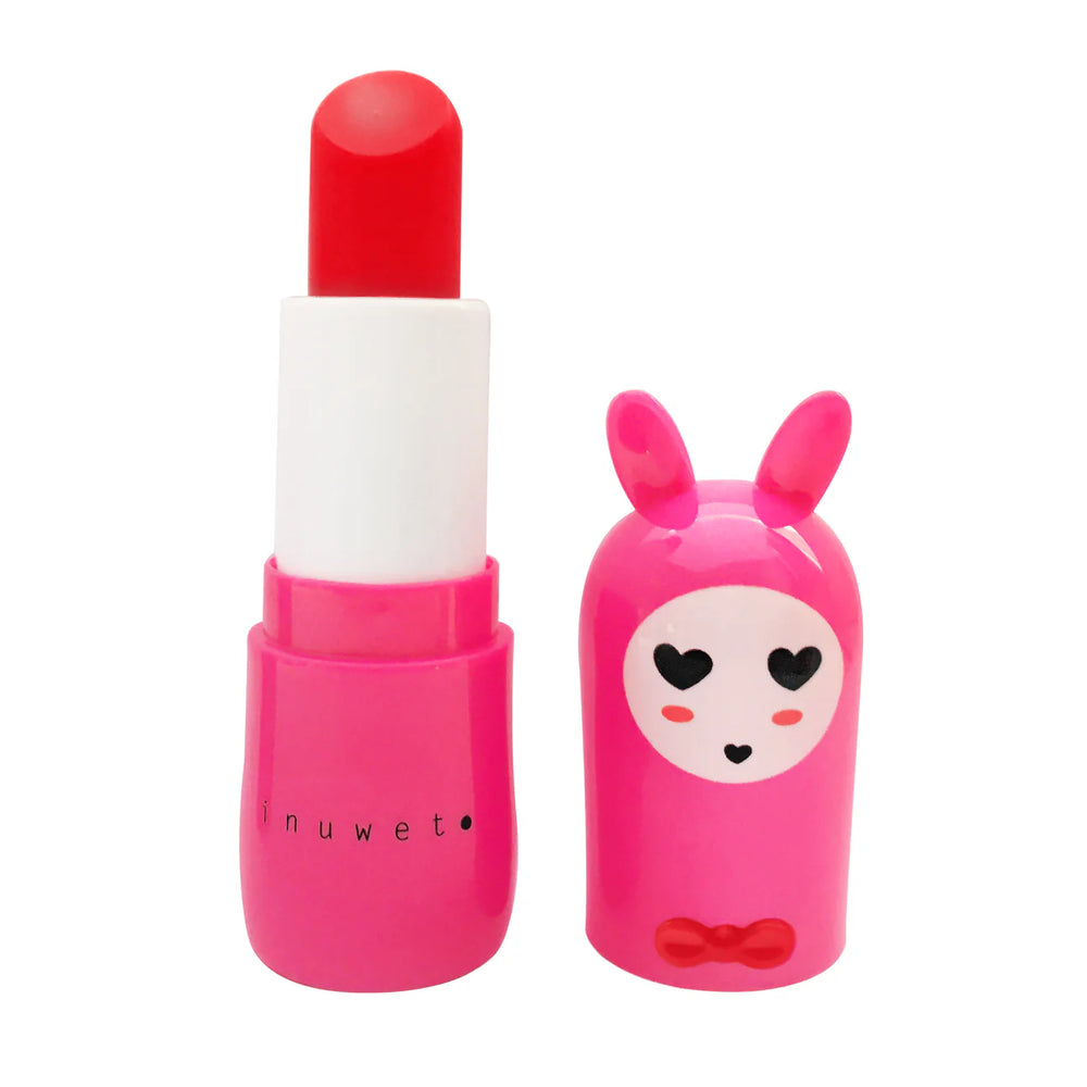 De fuchsia cherry lippenbalsem van Inuwet biedt luxe hydratatie met een verfrissende kersengeur. Verrijkt met sheaboter en kokosolie voor zachte, gehydrateerde lippen. Vegan en dierproefvrij. VanZus