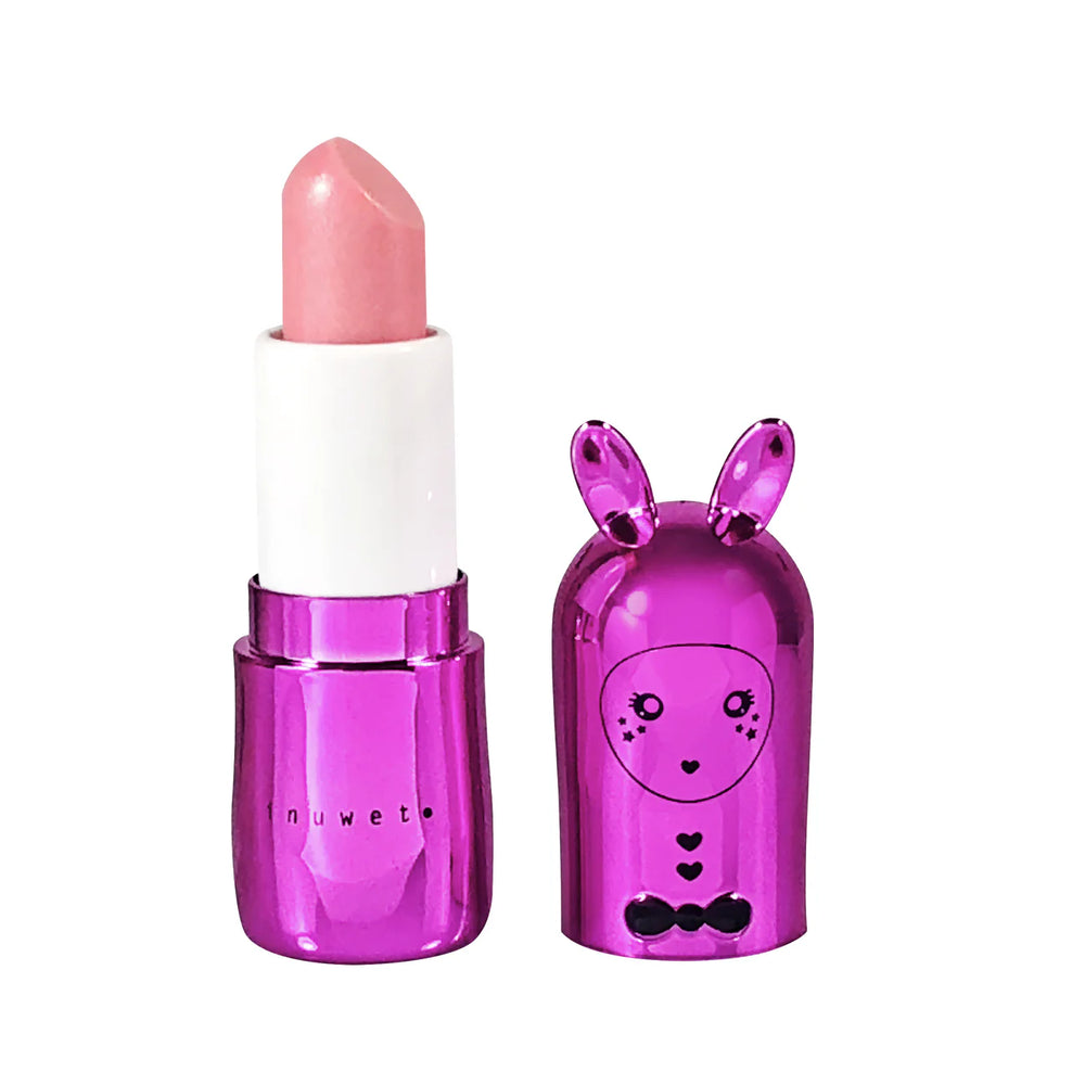 Ervaar luxe met de Inuwet milkshake lippenbalsem in metallic fushia. Deze vegan balsem hydrateert je lippen, biedt een zoete geur en een elegante roze glimmende verpakking. Een stijlvolle must-have! VanZus