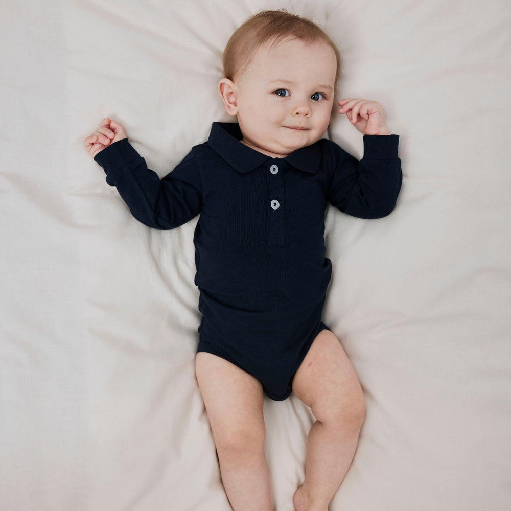 Hoe lief is dit holger polo rompertje in de kleur dark sapphire van het merk Name it? Dit schattige rompertje is ideaal voor feestelijke gelegenheden, maar kan ook casual gestyled worden. De romper heeft een mooie donkerblauwe kleur en lange mouwen. VanZus