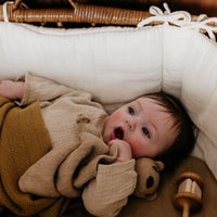 Deken freddie van Hvid, in ochre, biedt warmte en comfort voor je baby met zacht merino lamswol. Ribgebreid, zacht, zwaar en warm. Met mooi stijlvol patroon. In diverse kleuren. VanZus