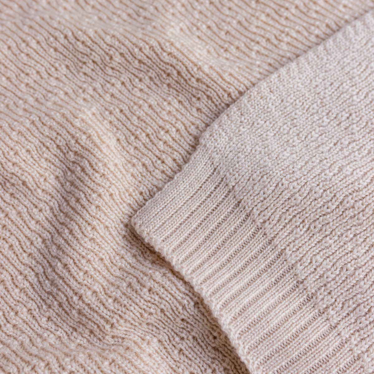 Deken dora van Hvid, in oat, biedt warmte en comfort voor je baby met zacht merino lamswol. Ribgebreid, zacht en warm. Een stijlvolle deken. In diverse kleuren. VanZus