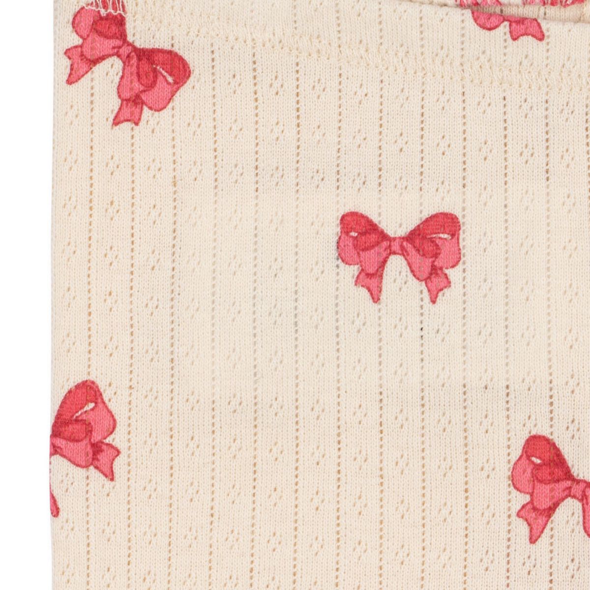 De Konges Slojd minnie broek rosia bow is een schattige en comfortabele broek voor je kleintje. Gemaakt van 100% biologisch katoen, is deze roze broek perfect voor de tere babyhuid. Met een print van roze strikjes en een schattig pointelle design, is deze broek een echte eyecatcher! VanZus