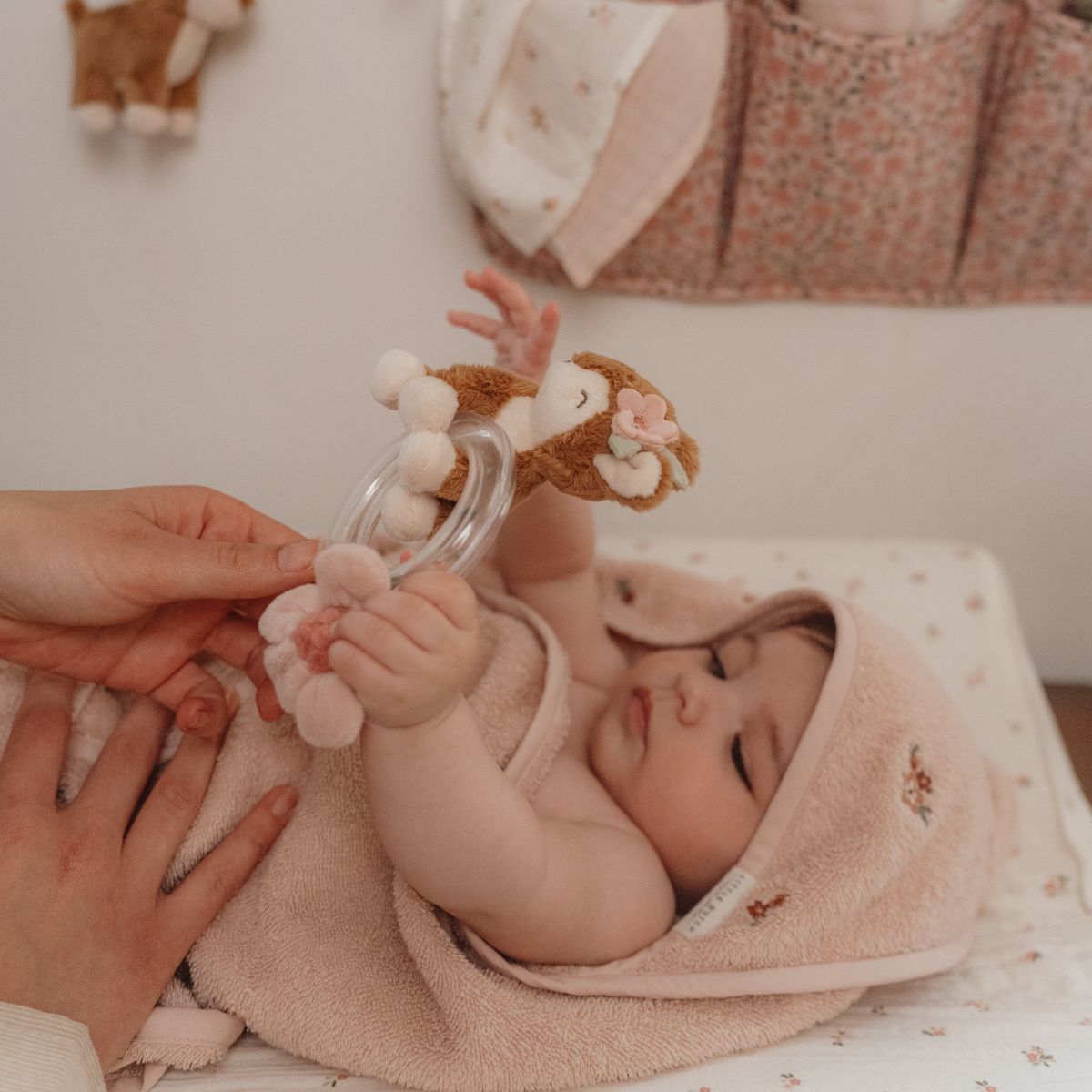 Spelen en ontdekken met de Little Dutch ringrammelaar hert uit het fairy garden-thema. Zacht rammelgeluid en veilige materialen stimuleren de zintuigen. Perfect cadeau voor baby's. VanZus