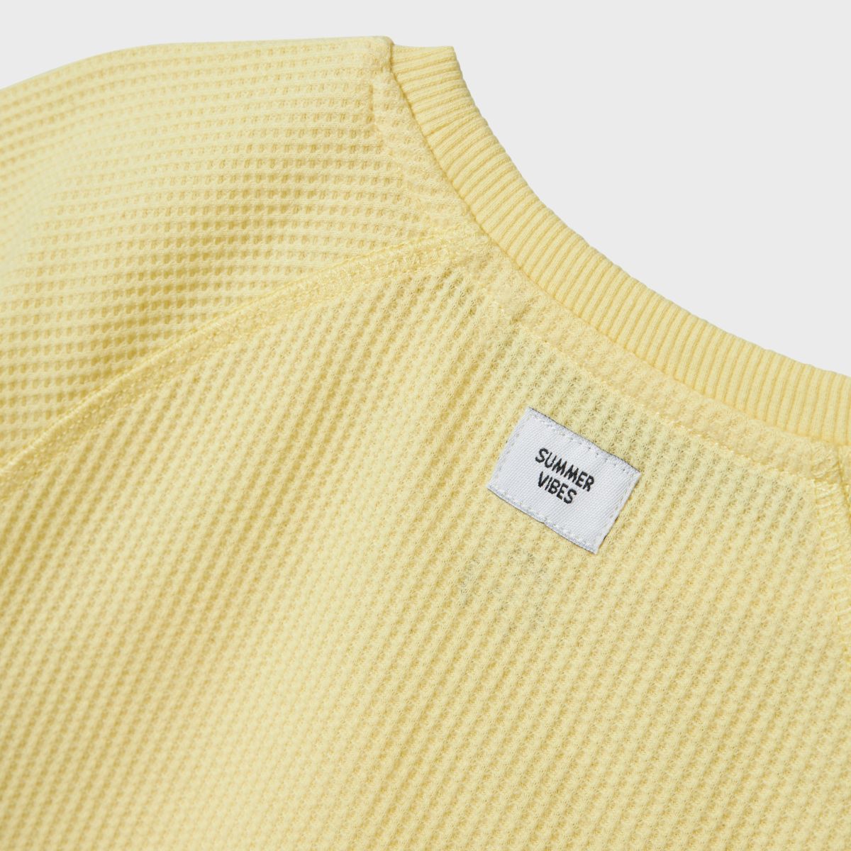 Dit lieve shirt is de ideale basis voor comfortabele en schattige outfits. Het jago shirt in de kleur lemon meringue van het merk Name It is gemaakt van 100% organisch katoen en voelt dan ook lekker zacht aan. VanZus