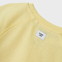 Dit lieve shirt is de ideale basis voor comfortabele en schattige outfits. Het jago shirt in de kleur lemon meringue van het merk Name It is gemaakt van 100% organisch katoen en voelt dan ook lekker zacht aan. VanZus