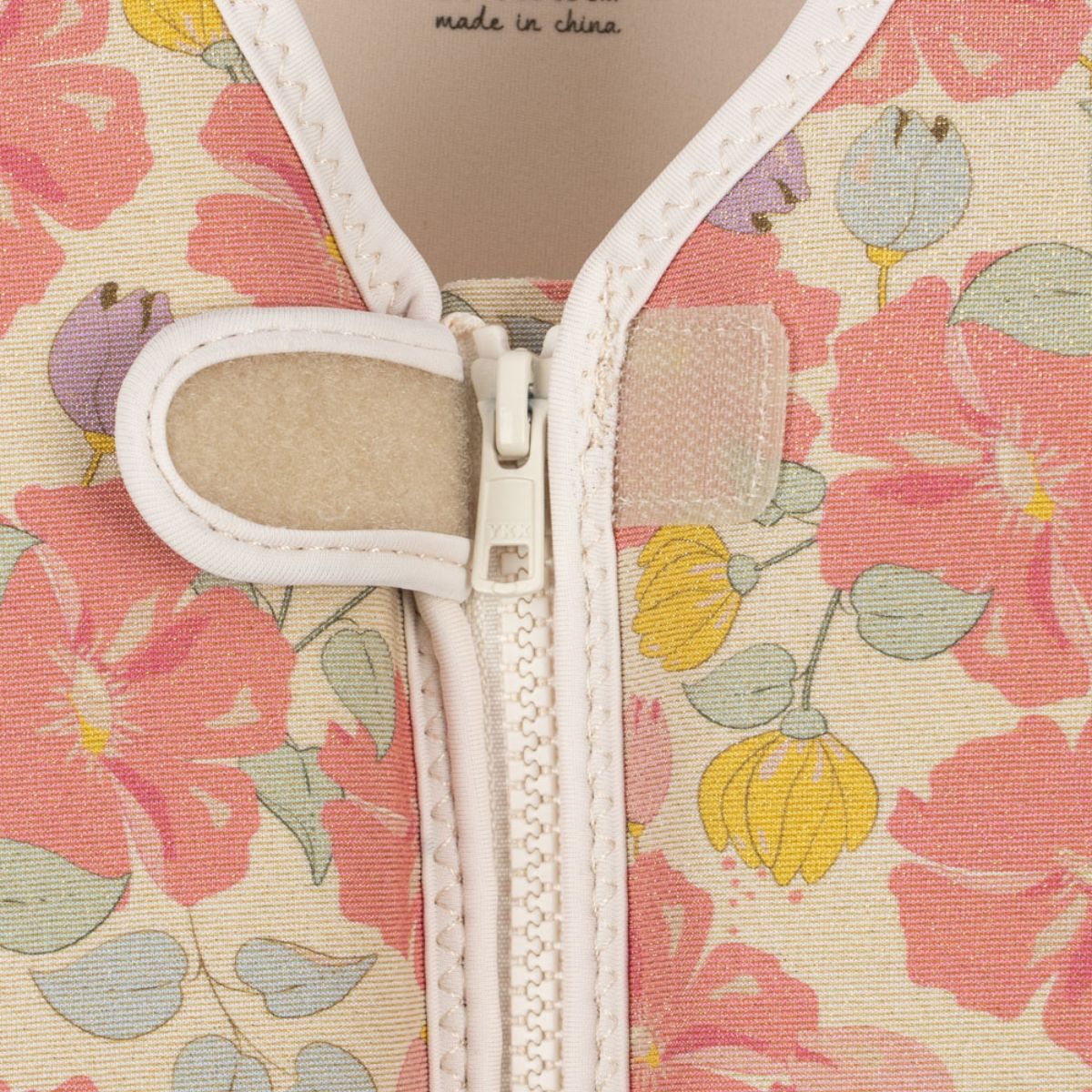 Het Konges Slojd avery zwemvest in de kleur fleur anglaise is een onmisbaar accessoire voor jouw kleine waterliefhebber. Dit zwemvestje biedt optimale veiligheid en ondersteuning tijdens het zwemmen, dankzij de hoogwaardige neopreen materialen. VanZus