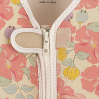 Het Konges Slojd avery zwemvest in de kleur fleur anglaise is een onmisbaar accessoire voor jouw kleine waterliefhebber. Dit zwemvestje biedt optimale veiligheid en ondersteuning tijdens het zwemmen, dankzij de hoogwaardige neopreen materialen. VanZus